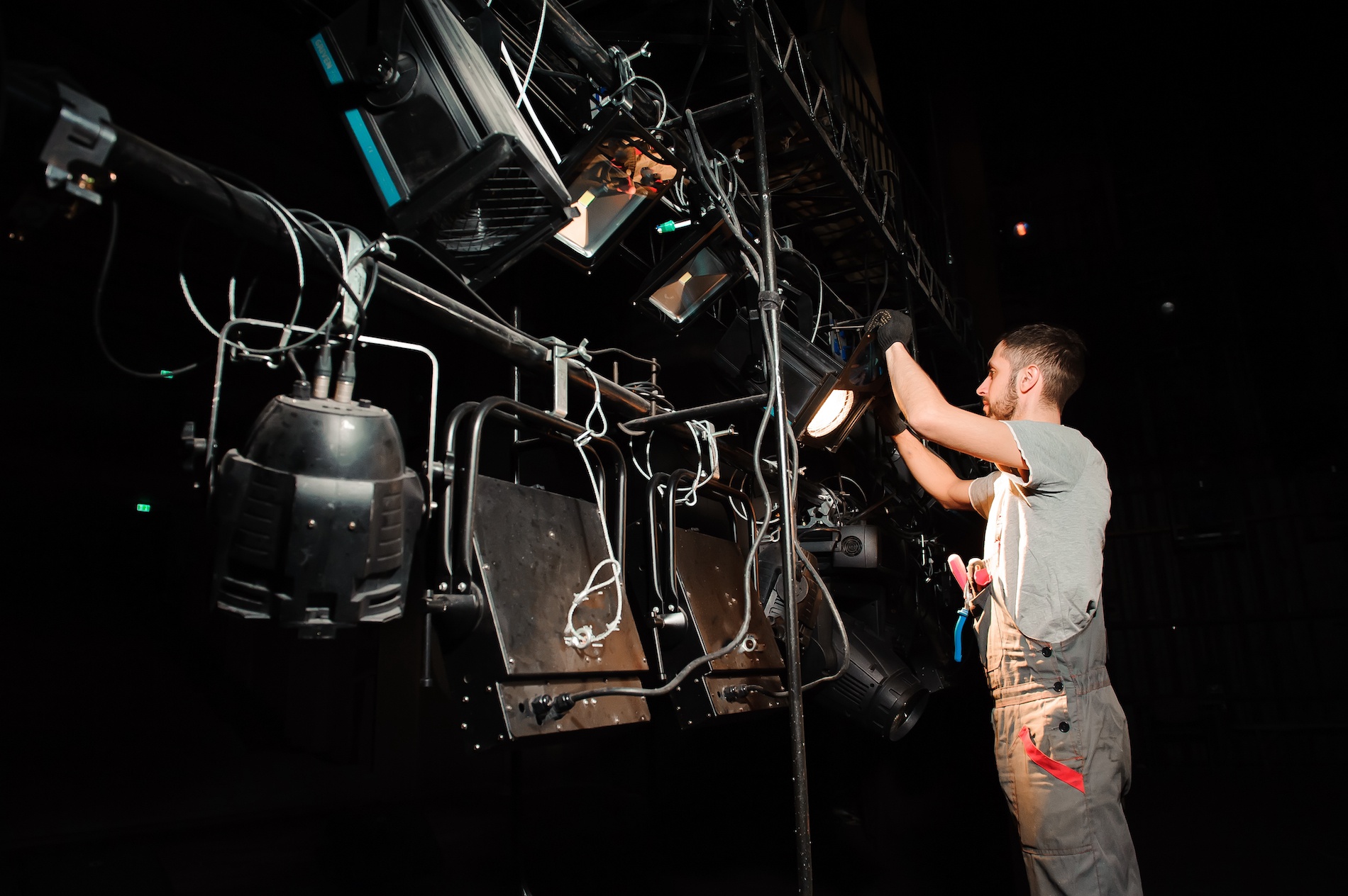 theater-workers-call-for-an-end-to-10-out-of-12s-backstage