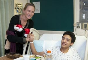 Uma Thurman Brings Smiles and Bears to Ill Children