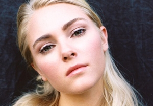 The CW Casts AnnaSophia Robb as Young Carrie Bradshaw