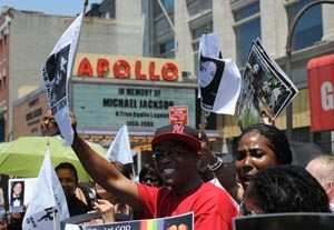 Fans Gather for Apollo Theater's Jackson Memorial