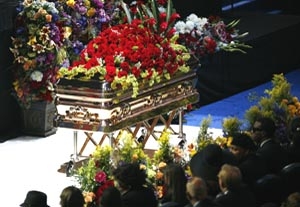 Stars, Fans and Family Gather for Michael Jackson Memorial